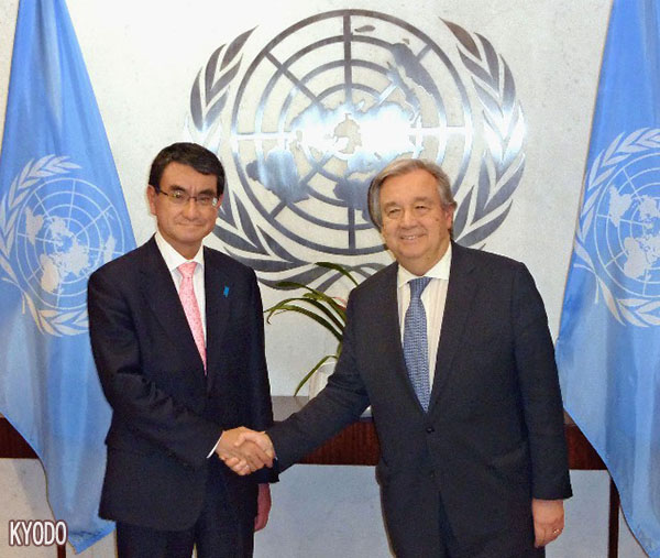 日本外相河野太郎（左）和联合国秘书长古特雷斯（右）握手（2017年12月16日，纽约，KYODO）