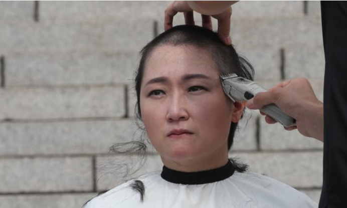 李彦周要求文在寅向国民道歉(韩联社)