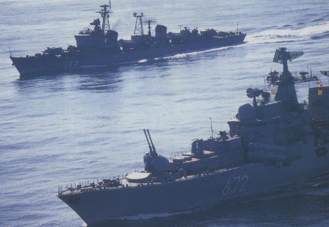 美军公布中国“兰州”舰驱逐美舰照片 高速切入美舰航线迫其转弯