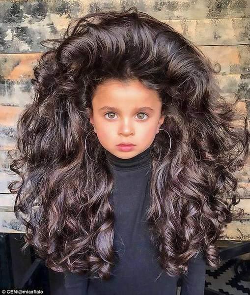 以色列5岁小女孩头发超多成网红 网友批评她母亲利用了她