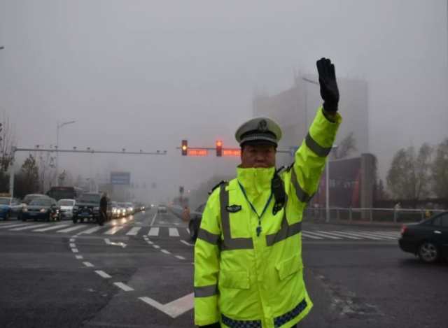 能见度太低看不清路,烟台交警:能看见我们