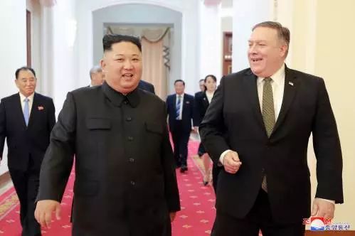 ▲10月7日,朝鲜最高领导人金正恩(前左)在平壤与美国国务卿蓬佩奥(前右)会面。(朝中社)