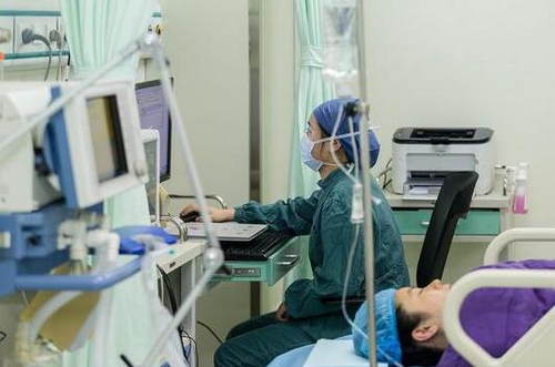 麻醉医生 无影灯下病人的保命者