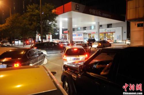 资料图:山西太原一加油站内,私家车主排队加油。<a target='_blank' href='http://www.chinanews.com/'>中新社</a>发 韦亮 摄