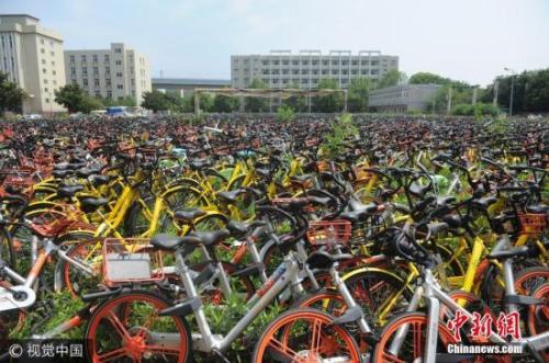 资料图:上万辆共享单车堆满合肥一操场。图片来源:视觉中国