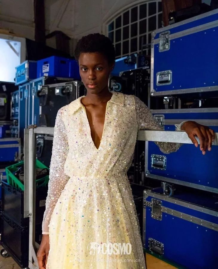 穿朴信惠田馥甄同款“订婚裙”的，今天都过节