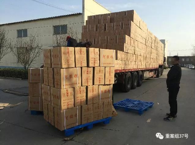 ▲3月5日，东阿鲁御公司，工人们正在将包装好的阿胶糕装上大货车。    新京报记者 大路 摄