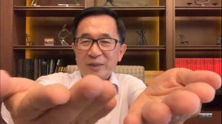 陈水扁今天(12日)在脸谱网(facebook)贴出3分多钟影片反击,他将右手悬空抖动,证明真的有“手抖症”,而且“1秒抖6.6次”(图片来源:台湾《联合报》)