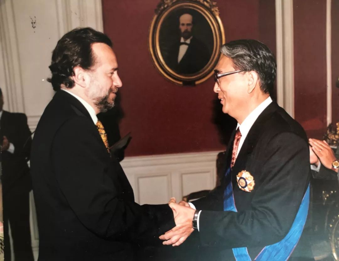 1995年10月，朱祥忠（右）被智利政府授予“功勋大十字”勋章。