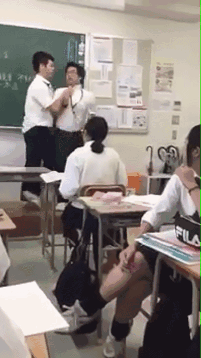 从后方将老师一脚踹飞而其它同学却只是在下面看笑话.