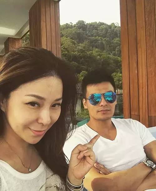 她居然离婚了！而她却悄悄结婚了！