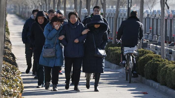 2018年12月13日上午，张英（化名）父母与其他亲属一同前往滨海新区永定塔陵。按照当地习俗，当天是张英的“五七”。新京报记者 王飞/摄