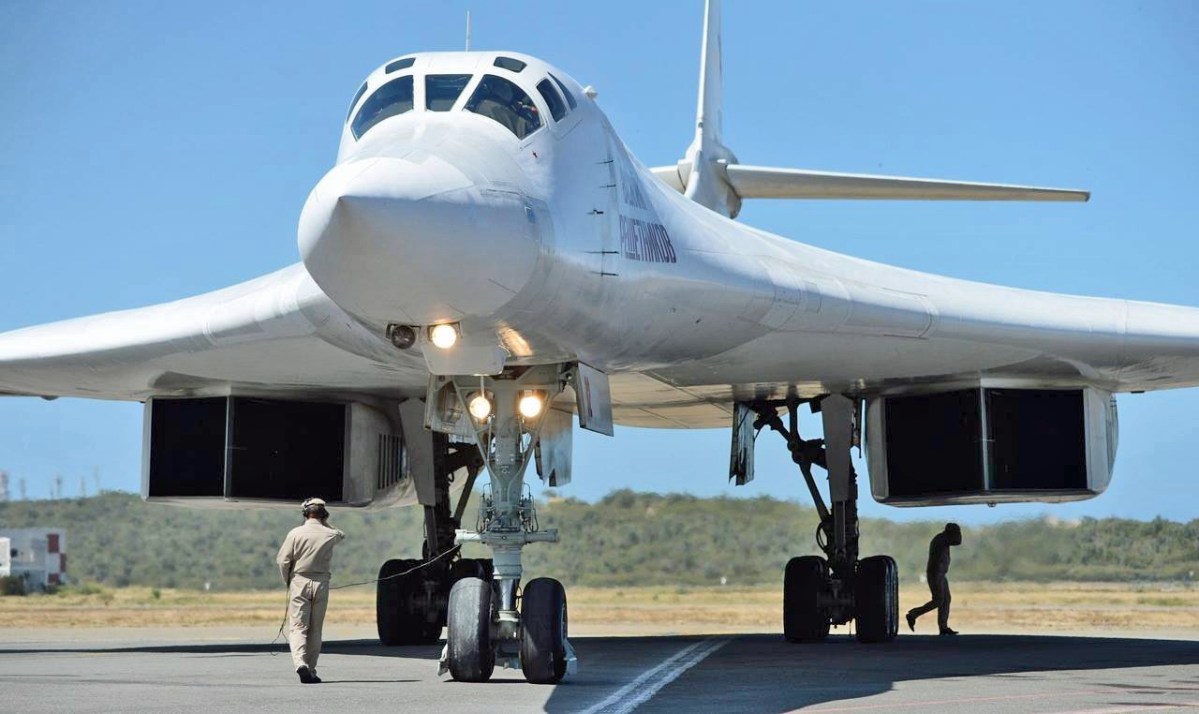 俄图-160机组人员与委内瑞拉空军交流飞行经验