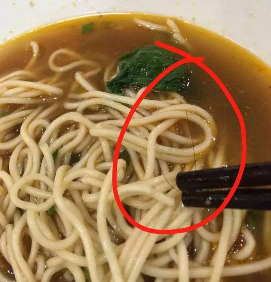 干得漂亮!牛肉面吃出一根头发,小伙的这波操作
