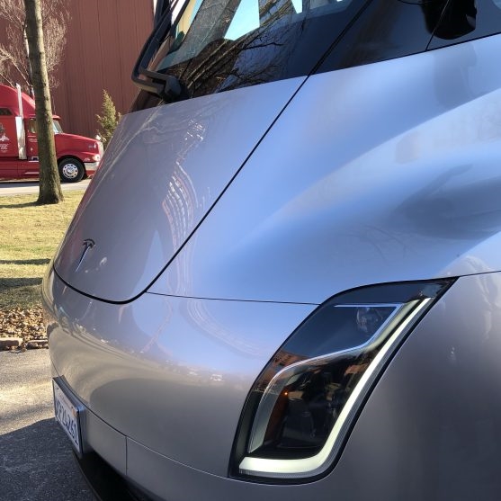 特斯拉Semi电动卡车高清近照首曝:帅过擎天柱