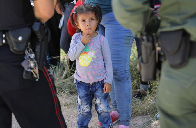 非法入境成年人及其子女在接受检查。(图片来源:赫芬顿邮报)