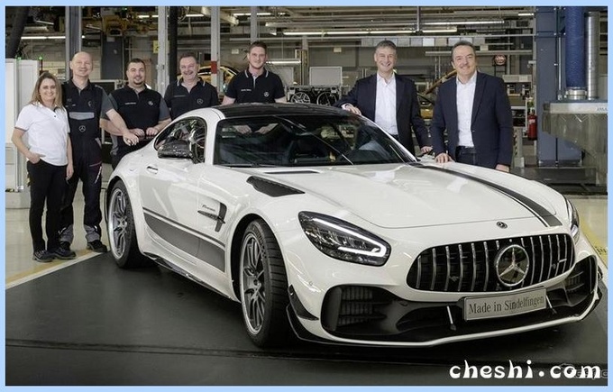 奔驰最帅跑车！4.0T+大尾翼，网友：就凭这外观，176万不算贵！