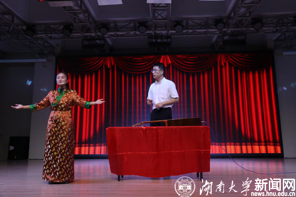 由工商管理学院拉巴琼达和机械与运载工程学院博士生于钟博带来的相声