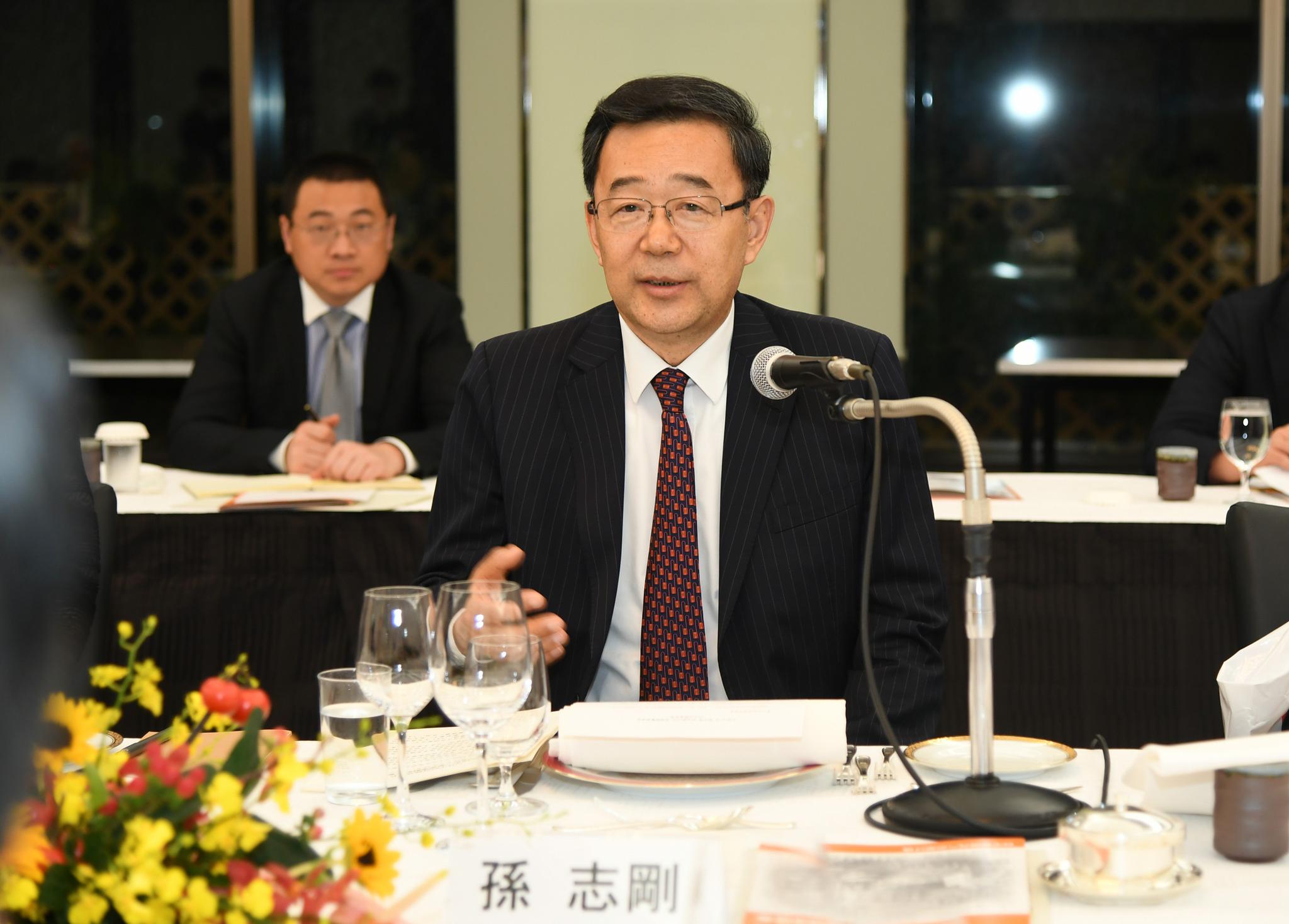 2---DPC_4518-----孙志刚出席由日中经济协会举办的日本经济界交流座谈会并作推介。杜朋城 摄影.jpg 孙志刚书记在日本会见日中经济协会会长宗冈正二