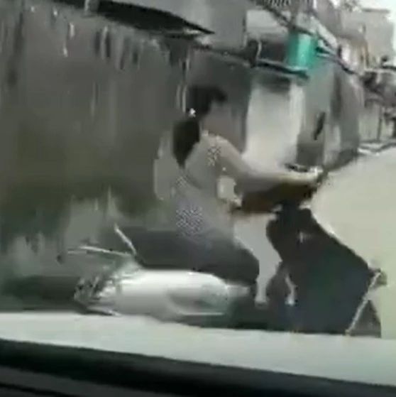 这一晃，电动车都被吓得开始乱跑…