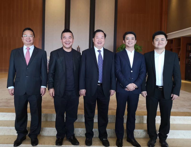 唐军(右二)、张林和新华联傅军(中)合影