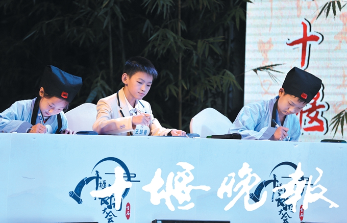 十堰首届诗词大会收官 13岁诗词小达人战胜物理学博士夺冠|王子杰|张俊慧|十堰_新浪新闻