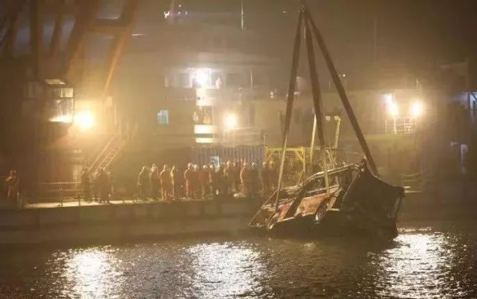 视频:重庆万州坠江公交车被打捞出水时,现场鸣笛致哀