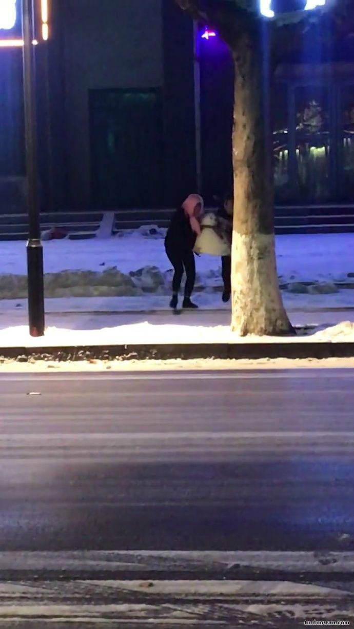 老人:我寻思这玩意没人要 轻松一刻2月27日晚间版