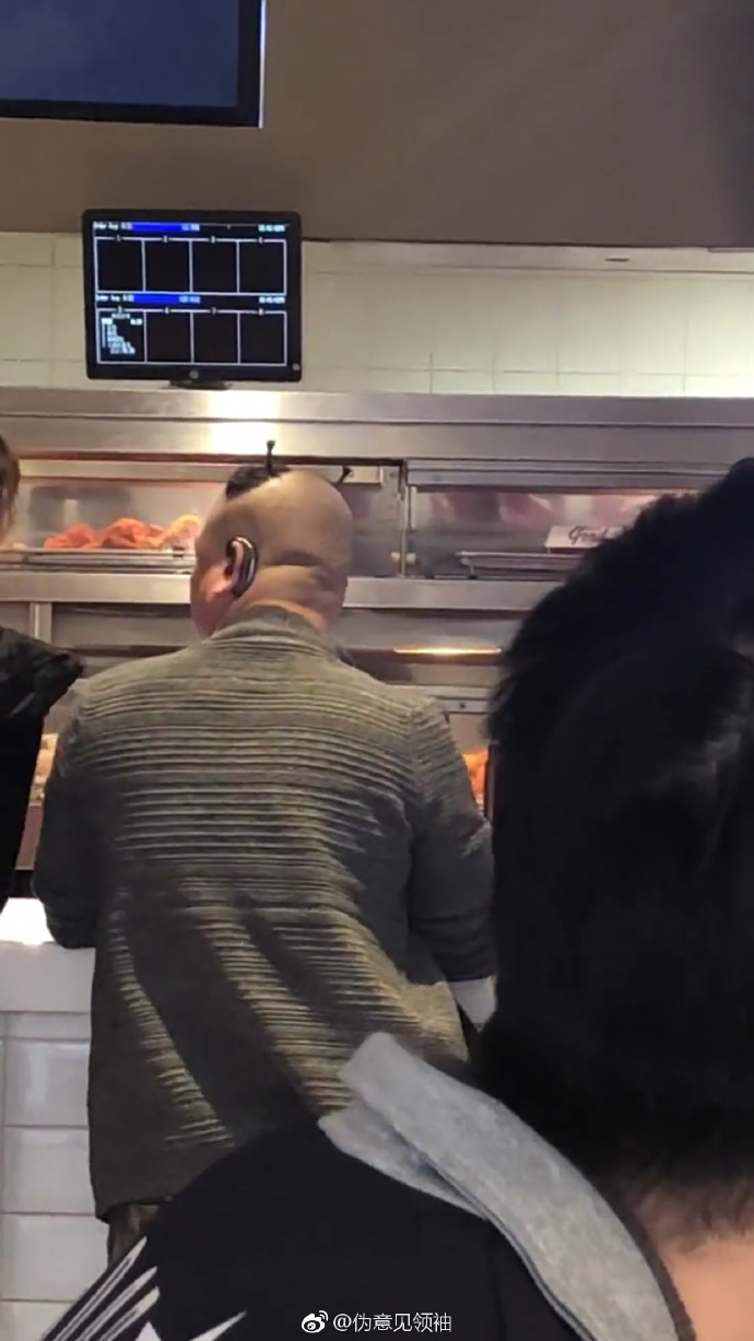 不让女大学生穿紧身裤? 每日轻松一刻3月31日周末版