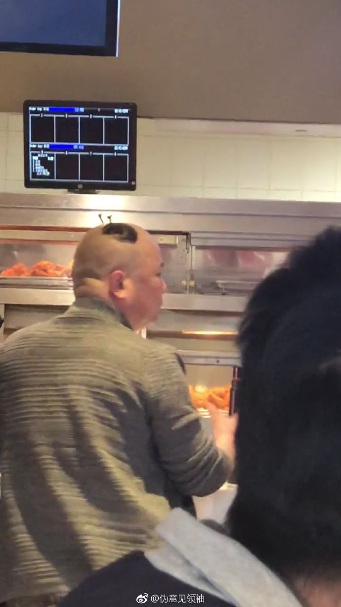 不让女大学生穿紧身裤? 每日轻松一刻3月31日周末版