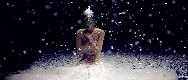 用表情跳孔雀舞