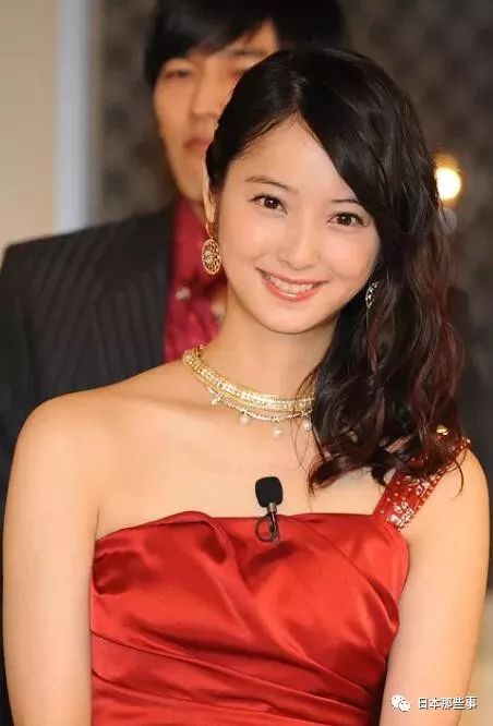 佐佐木希人生自带光环 为人妻人母后气质愈发成熟