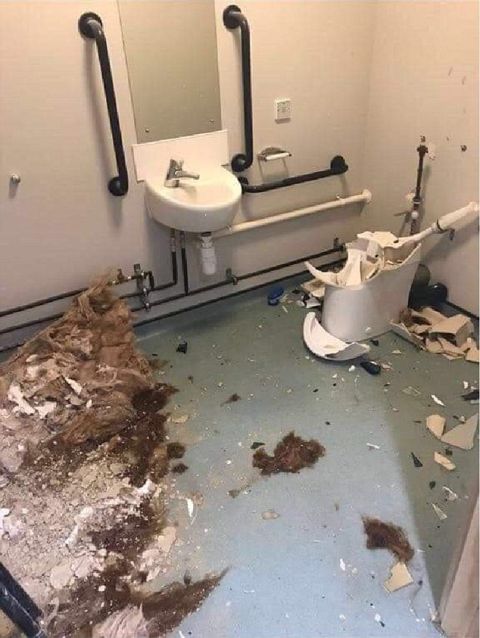 英国一名军官喝醉后被手下关进厕所 醒来后暴力拆墙终于逃出