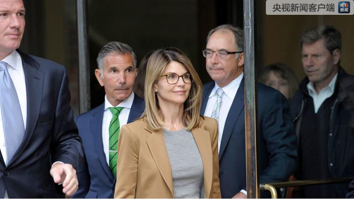 美国高校招生丑闻一涉案明星及其丈夫拒绝认罪