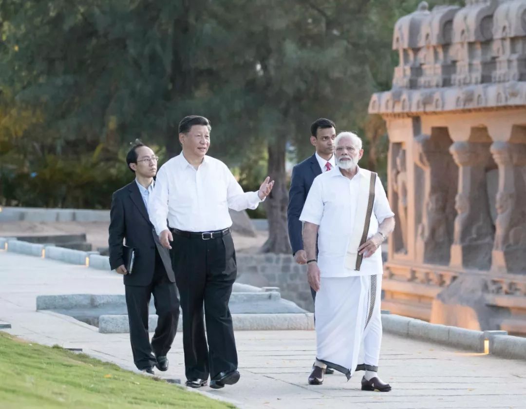 10月11日，国家主席习近平在金奈会见印度总理莫迪。这是习近平在莫迪陪同下参观马哈巴利普拉姆古寺庙群。新华社记者王晔摄
