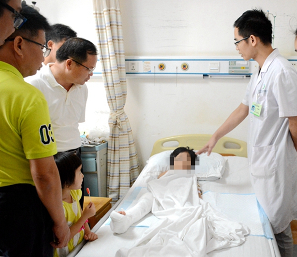 人民医院看望慰问昨晚因充气城堡掀翻受伤住院的患者