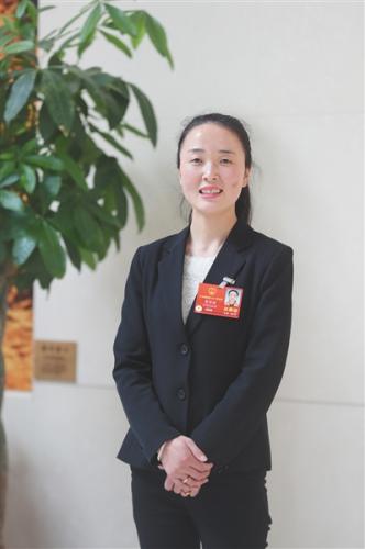 3月13日,全国人大代表梁倩娟接受新京报专访时说,希望政府对农村电商行业发展的金融扶持、补贴力度能更大一些。新京报记者 侯少卿 摄