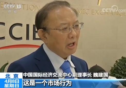 中国国际经济交流中心副理事长 魏建国：这是一个市场的行为，而且我们现在已经从原来付出的不到六十几亿美金，去年我们就付了知识产权费用接近了二百八十六亿，接近三百亿（美元）。而且我们每一项知识产权专利费我们都付费用，完全按照市场经济，没有说我们不尊重它，没有说我们借用知识产权、盗取知识产权。