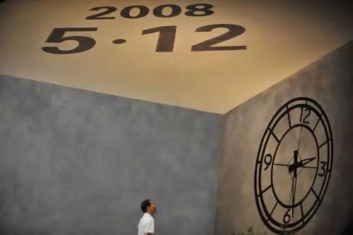 ▲2014年5月12日,群众在“5·12”汶川特大地震纪念馆内祭奠遇难者。