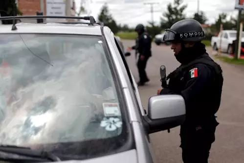 ▲资料图片：2015年7月，墨西哥警察在某联邦监狱附近的一处检查站检查过往车辆。 （新华社/路透）