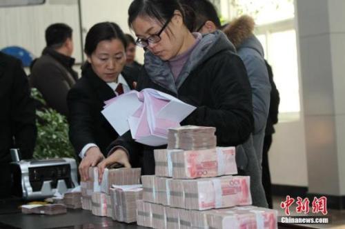 资料图:河南省一法院为申请人现场发放执行款。该法院建立失信被执行人名单库,失信录入使“老赖”在置产置业等各方面受限制。王中举 摄