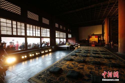 资料图:2016年,北京故宫启动“点亮历史”原状展陈照明方案,包括前三殿(太和殿、中和殿、保和殿)、后三宫(乾清宫、交泰宫、坤宁宫)在内的中轴线六大宫殿几百年来首次亮灯。#####filter0#####记者 杜洋 摄