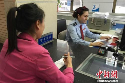 资料图:税纳人办理报税业务。 刘玉桃 摄