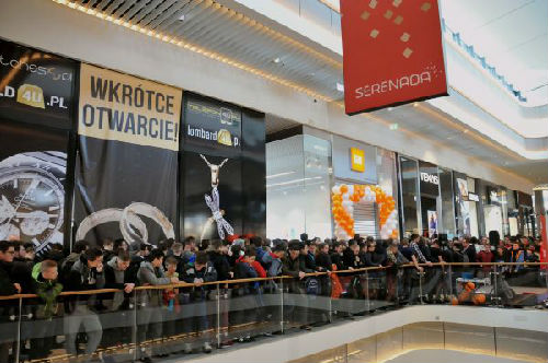 3月24日,小米在波兰第一家授权经销实体店“小米之家”当天在波兰西南部城市克拉科夫开门营业,吸引数以百计“米粉”到场购物。(新华社)