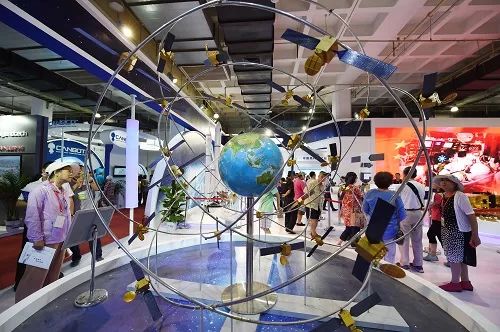 ▲资料图片：2017年6月9日，参观者在第二十届中国北京国际科技产业博览会上参观展出的北斗卫星导航系统模型。 （新华社）