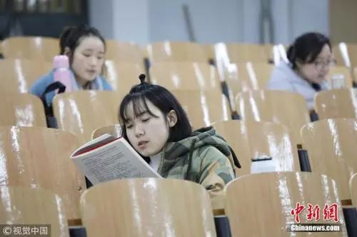 资料图：正在备考的女生。 图片来源：视觉中国