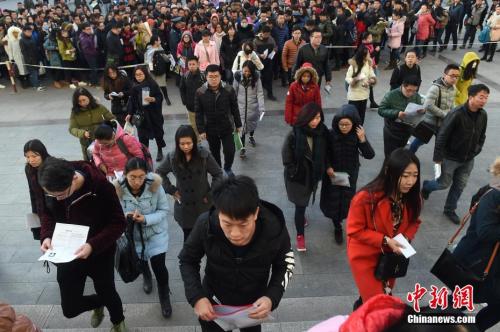 资料图:山西太原一公务员考点,考生排队准备进入考场。武俊杰 摄