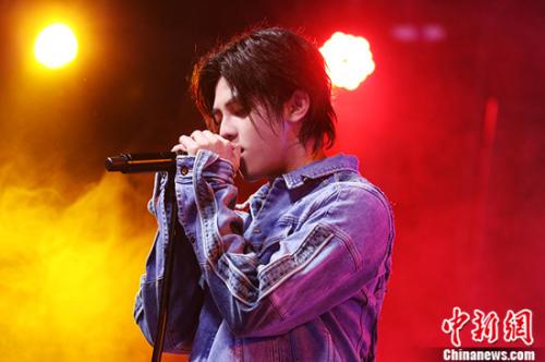 符龙飞帅气登台 《无限歌谣季》毛不易张绍刚对话 符龙飞为周峻纬圆梦