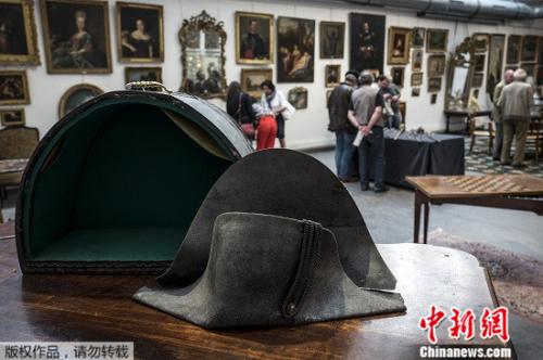 图为此次被拍卖的拿破仑双角帽。