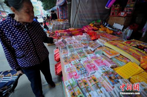 资料图：广西南宁商家在售卖冥纸冥币。 胡雁 摄